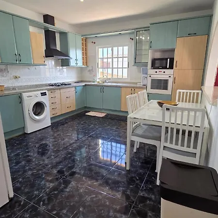 La Paz- Spacious Family Villa, Bbq And Parking فيلة *